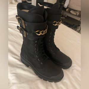 Palladium women’s size 8 canvas boots with chain